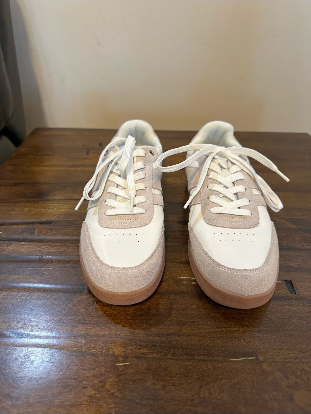 Everyday Women's Low-Profile Sneakers in White and tan
